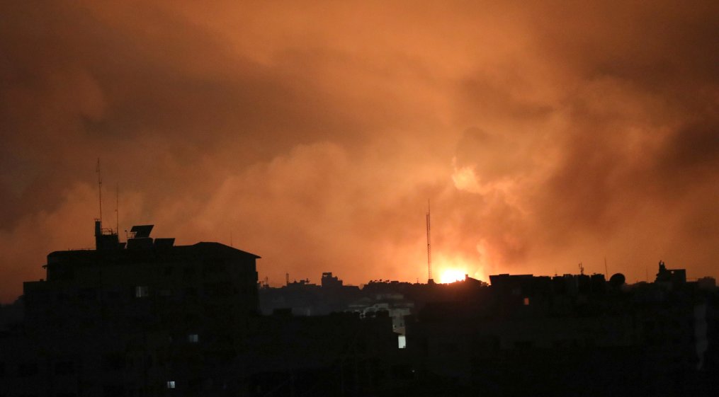 AJEnglish's tweet image. "We are so desperate right now … The current situation on the ground is really terrifying."

Al Jazeera's Tareq Abu Azzoum reports on the heavy Israeli bombardment of Gaza amidst a communication blackout.

🔴 LIVE updates: aje.io/2kkvdz