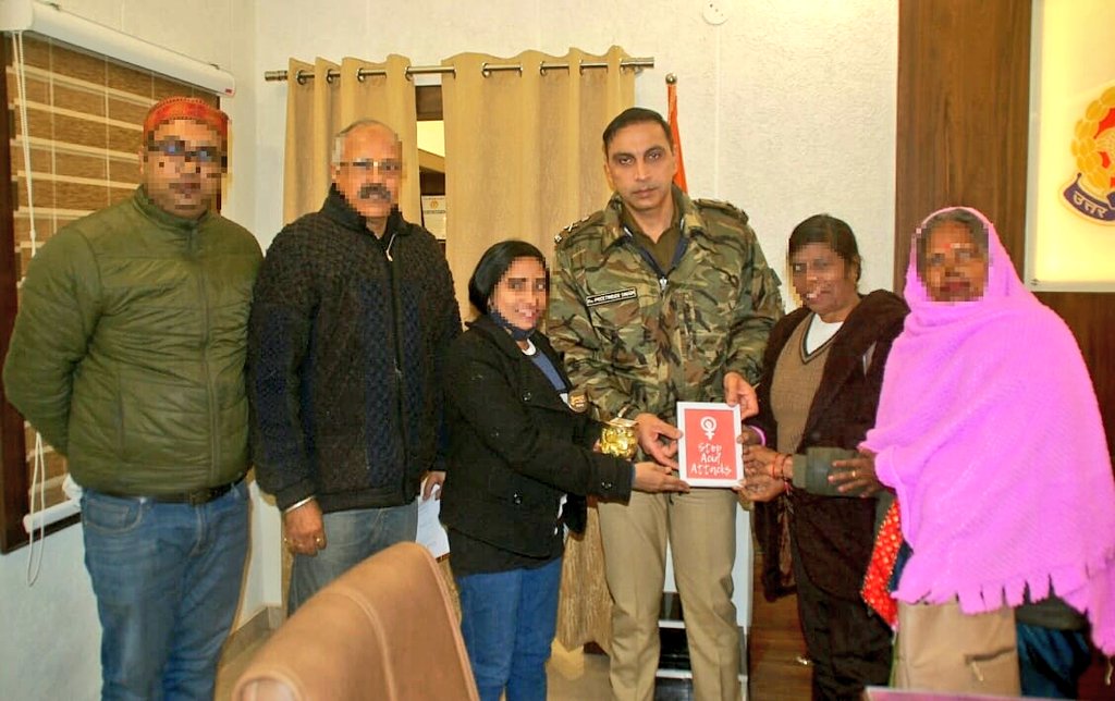 agrapolice's tweet photo. @CPAgra_ से मिलकर उन पर हुए एसिड अटैक एंव उस समय व्यक्तिगत कारणों से FIR पंजीकृत दर्ज न करवा पाने एंव न्याय दिलाने हेतु किए गए अनुरोध के क्रम में 20 साल पुराने प्रकरण का तत्काल संज्ञान लेते हुए, थाना एत्माद्दौला पर मु0अ0स0 11/2023 पंजीकृत कराया गया था। चूंकि घटनास्थल जनपद (2/5) https://t.co/lZxGxhozM7