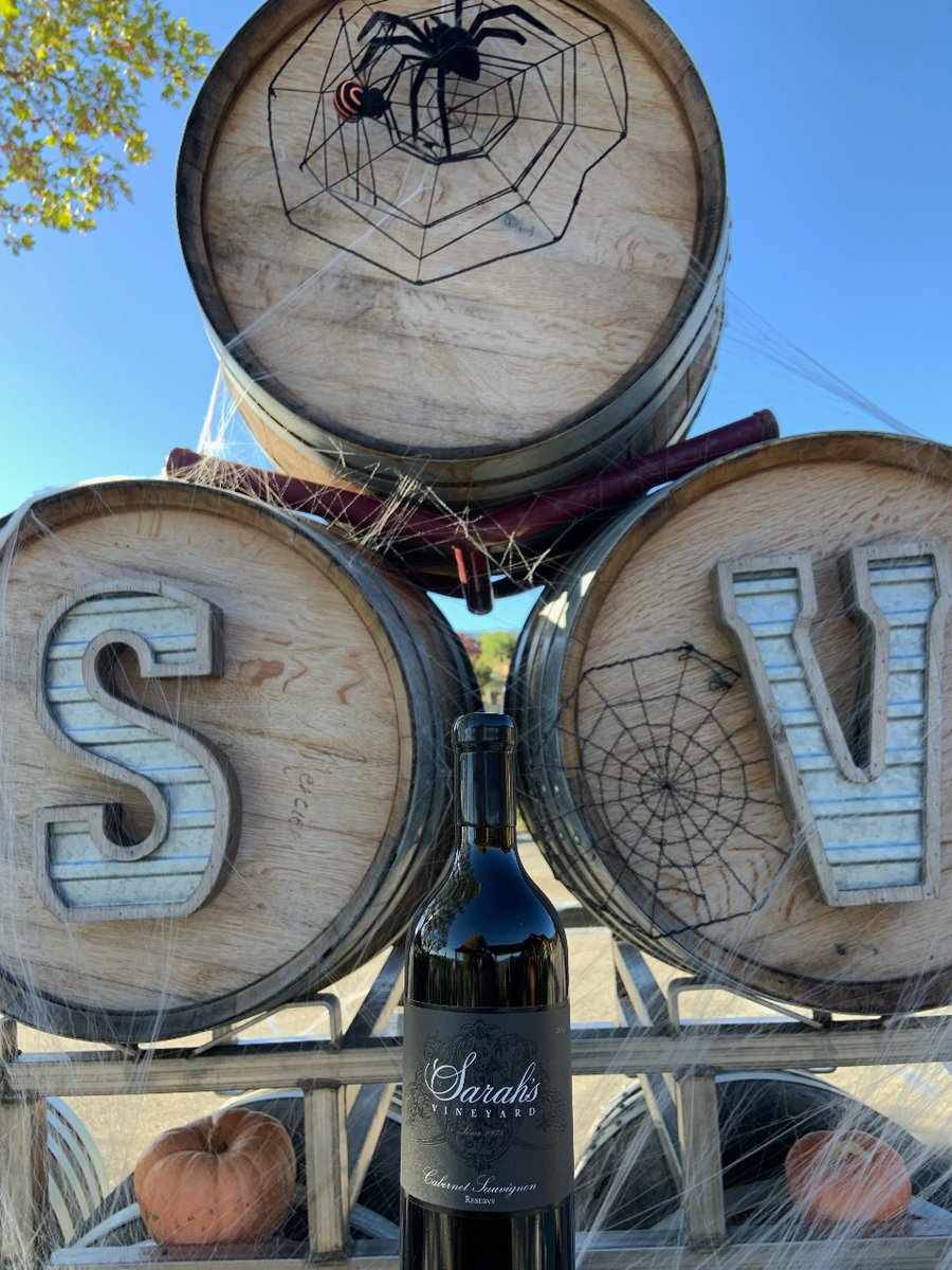 It's getting spooktacular around here! Nothing a glass of Cabernet Sauvignon Reserve can't help with! 😉🎃👻🕸