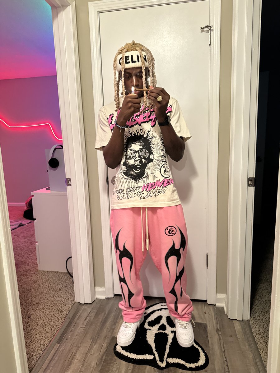 cornski's tweet photo. I Support Breast Cancer💕 https://t.co/hAeQ3gLC7f