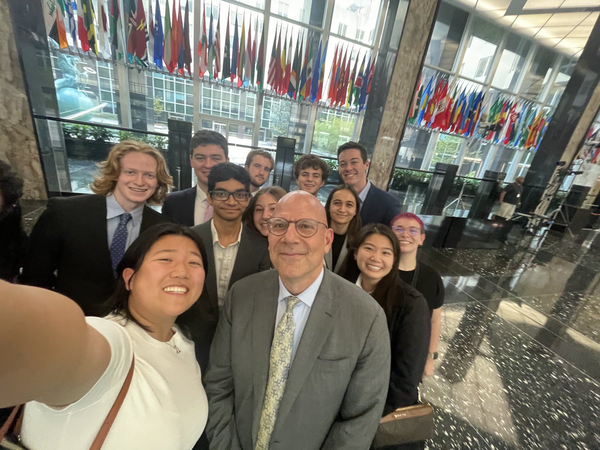 Took a great group of ⁦@georgetownsfs⁩ students to visit the 24/7 Operations Center of the US State Dept & a chat w/ Dept Sec of State for Mgmt & Resources Amb Richard Verma. What a great look at the nerve center of US foreign policy.