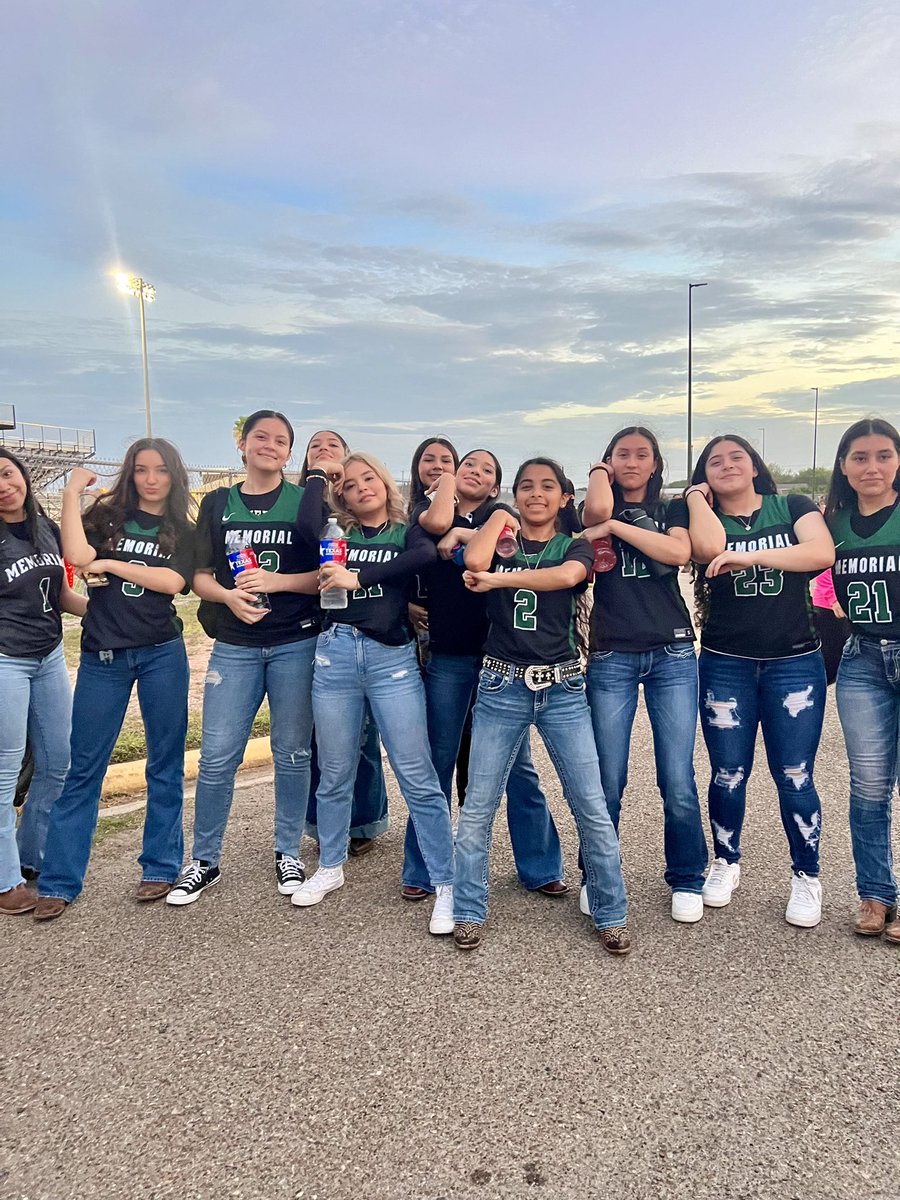 WolverinesHoop's tweet photo. Our Wolverine Basketball girls at the HOCO parade💚🏀 https://t.co/0sw814wDgk