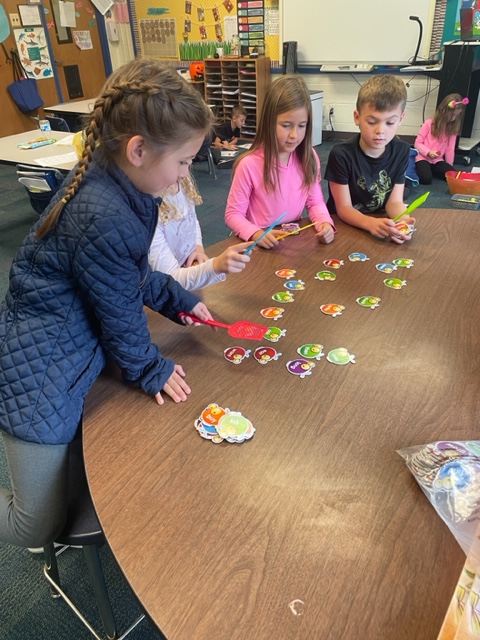 FTSMustangs's tweet photo. 2nd Graders are Sigh Word Masters! Competition was fierce during a game of "Sight Word Swat"! Mrs. Veras lost 4 to 1 to our super speedy second graders! #learningisfunatfts #buildingstrongreaders #Mrs.VerasvsGrade2 #warrencountyschools #NJschools https://t.co/qTaYFdKV7w