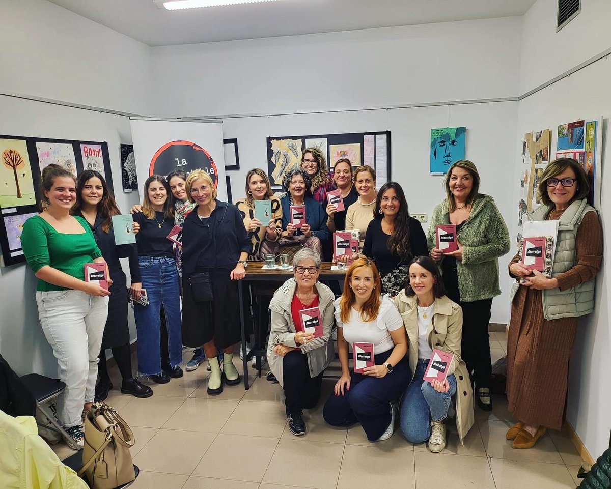 ClubSaudade's tweet photo. Hem volat aquesta tarda amb @EvaPiquer a @lairreductible1 i quin goig de vol! 

Ha estat una sessió absolutament enriquidora. Gràcies, Eva 🩵

@elclubeditor 
#clubdelecturasaudade #aterratge https://t.co/HzaOWcBOQy
