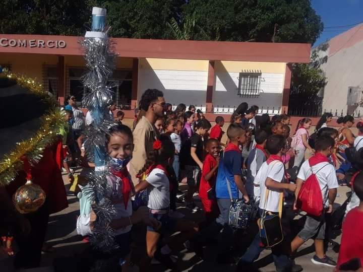 SuselyMorfaG's tweet photo. 🎉🇨🇺Con júbilo y alegría el pueblo participa en el inicio de la 46 semana de la cultura limonareña en el marco del aniversario 215 de la fundación del poblado.
@LeovanysMiguel @YDmguez 
@arte_dpc @MarreroOsbel
#CubaEsCultura #MatancerosEnVictoria https://t.co/Jrkjy2aepP
