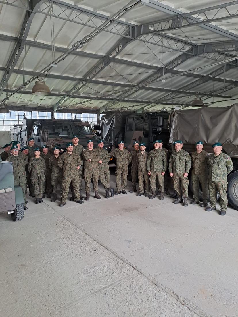 WCR_Jaroslaw's tweet photo. W dniu wczorajszym żołnierze rezerwy #WCRJarosław w trakcie ćwiczeń zapoznali się z uzbrojeniem jakim dysponuje #21daplot https://t.co/8reuA35saT