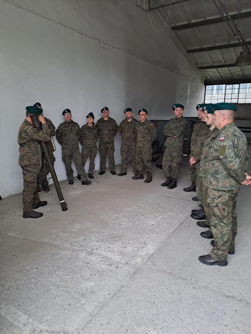WCR_Jaroslaw's tweet photo. W dniu wczorajszym żołnierze rezerwy #WCRJarosław w trakcie ćwiczeń zapoznali się z uzbrojeniem jakim dysponuje #21daplot https://t.co/8reuA35saT