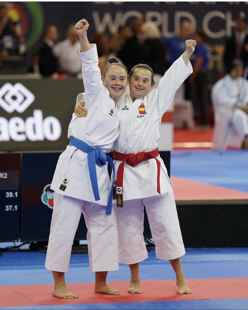 burgosusana's tweet photo. Bueno, pues no pudo ser el bronce, pero cuarta del mundo tampoco está mal. En la foto con la campeona de #Parakarate de Europa. https://t.co/90FD5RCVOs