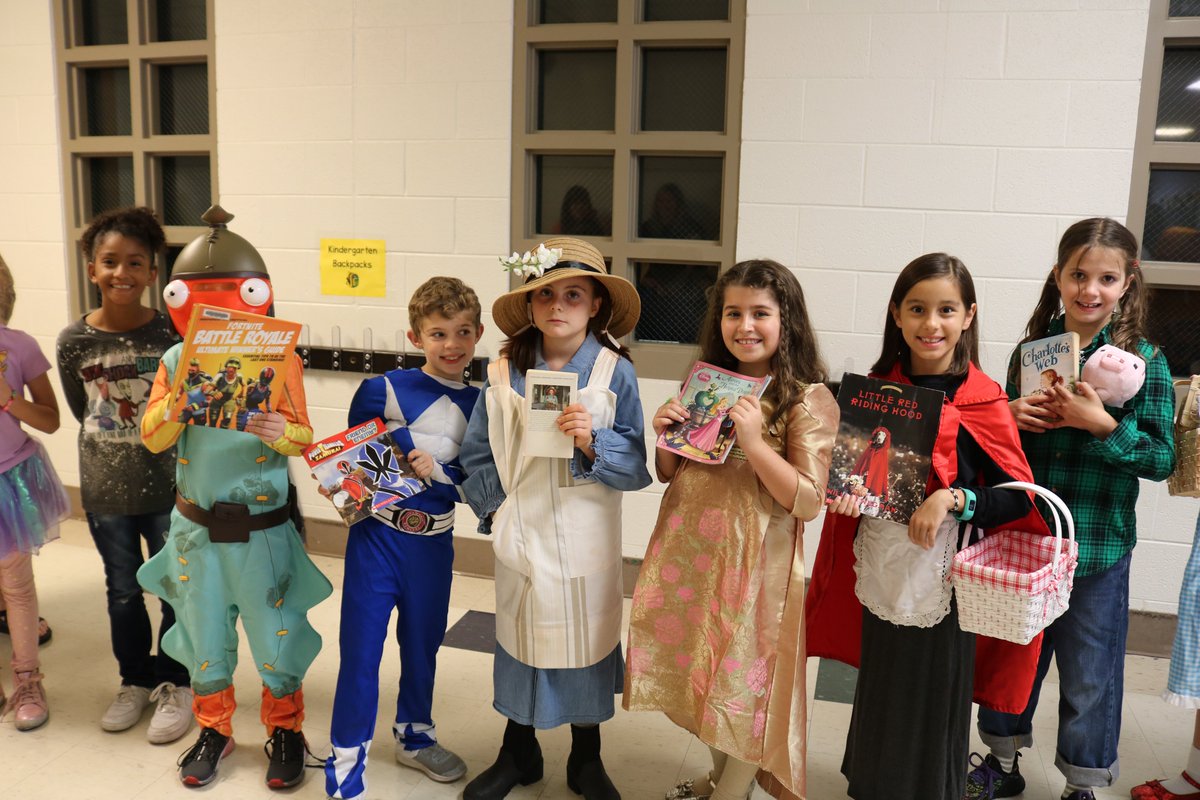 MurraySchools's tweet photo. MES hosted their annual Book's Alive parade-students and staff dressed as their favorite book characters.  MMS staff joined in on the fun and dressed in character today at MMS.  The best Friday! #murrayschools https://t.co/x8WFGkp0pr