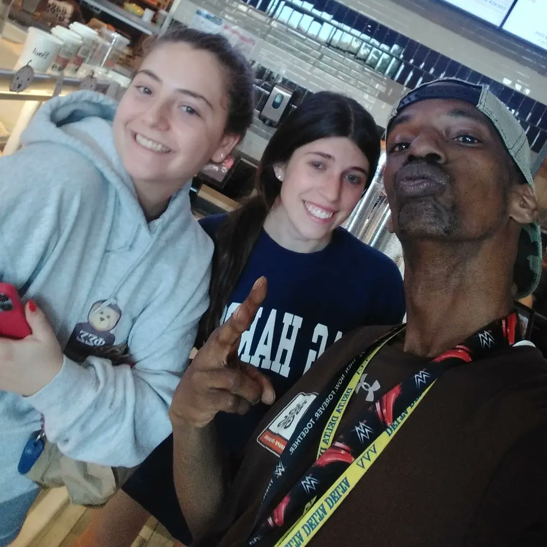 HypeHizzle69's tweet image. @BagelsnGrinds I was chillin' at the register, doing my usual gig. Two Queens walked up, and they had me smiling big. Ayyyeeee salute to my amazing sisters of... Phi Sig!!!🥯 ☝️👑🌹💯💖 #PhiSig #UMD #Sorority #GreekLife  #BagelsAndGrinds #LoyalCustomersAndFam #PhiSigDoItBig