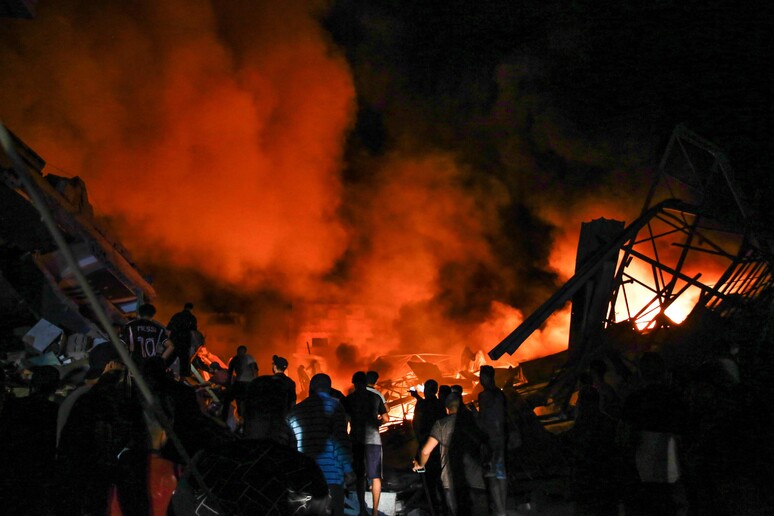 Immaginate di essere incarcerati in case e strade dirupate, in quartieri dirupati. Asfissiati. Gli uni accanto agli altri, in attesa di essere smembrati da una bomba. In attesa di morte certa. Impossibilitati a scappare. Chiusi in una trappola: come in un lager. Questo è #Gaza.