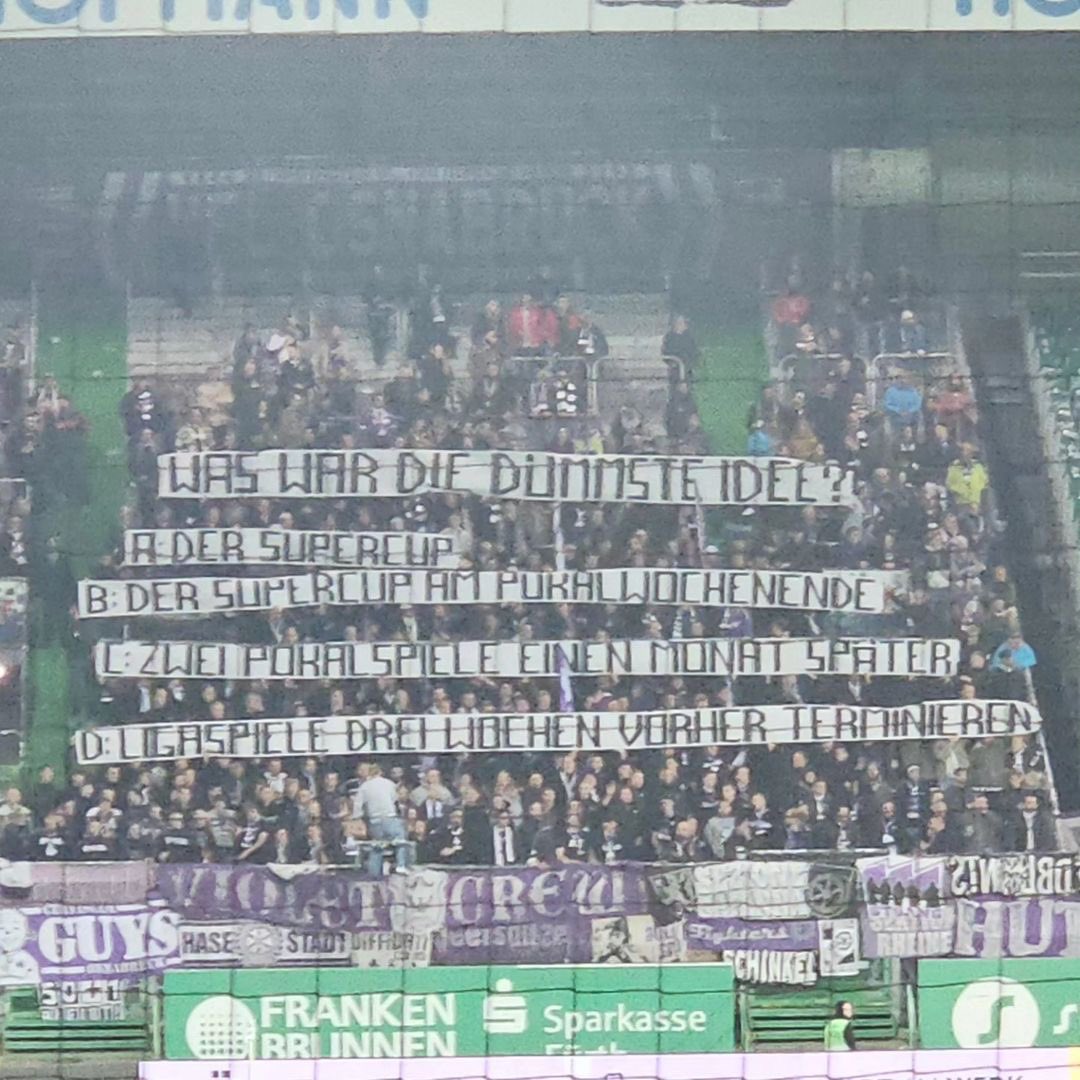 kurvenhelden's tweet photo. #SGFOSN 🟣⚪️ QUIZFRAGE der Ultras vom VfL Osnabrück beim Gastspiel in Fürth als Anspielung auf die späte Terminierung dieser langen Anreise. Richtig dürften jedoch alle Antwortmöglichkeiten sein. 📸 @benxv11 #vflosnabrück https://t.co/ly7wpA6eGc