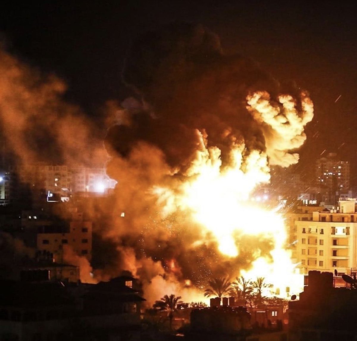 GAZA  is under intense attack.
Electricity and internet connections are completely cut off! #starlinkforgaza #Gaza