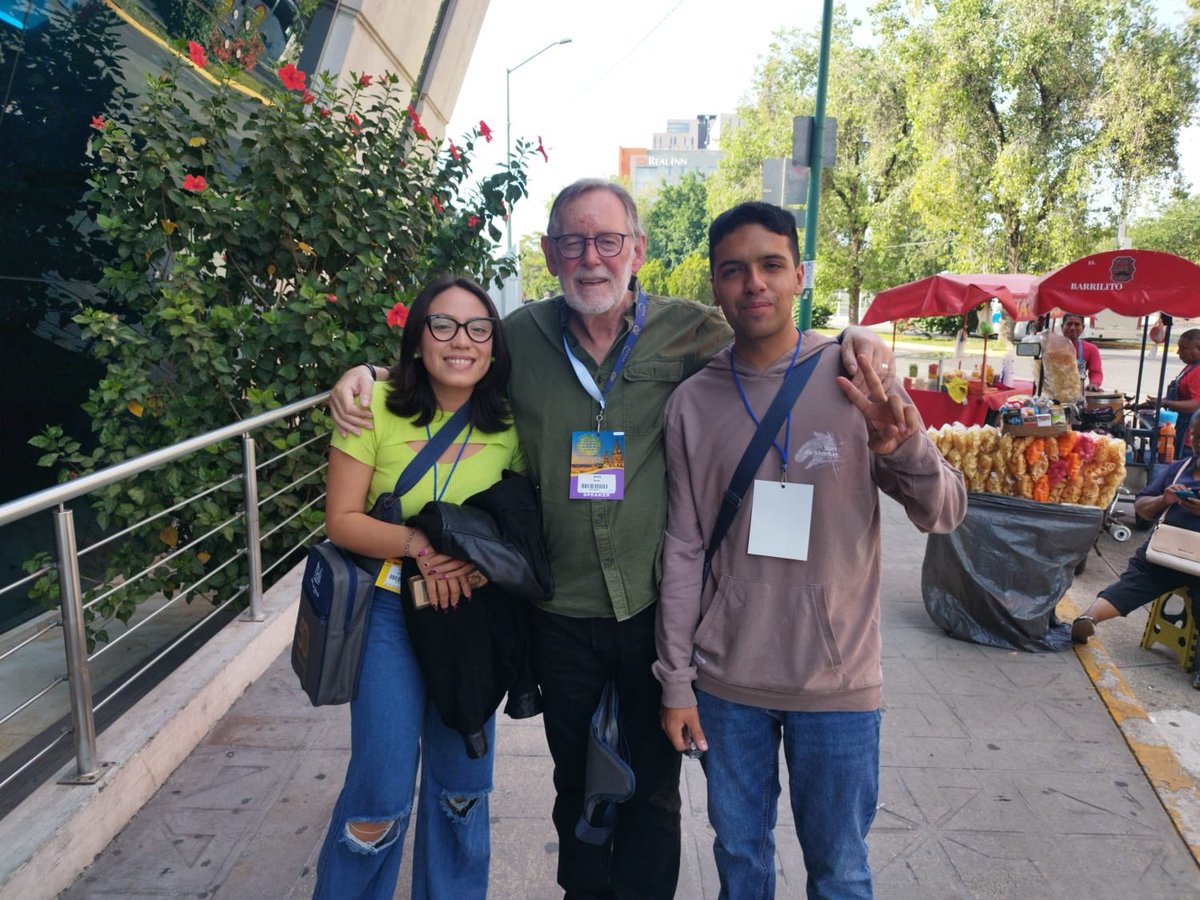 Estudiantes y docentes de la ELe de Durango y Gómez Palacio en el 50 Aniversario de MEXTESOL. En esta edición se contará con la participación de ponentes como Jeremy Harmer, quien amablemente posó para nuestra cámara con los estudiantes de la LeDLI. #SomosUJED