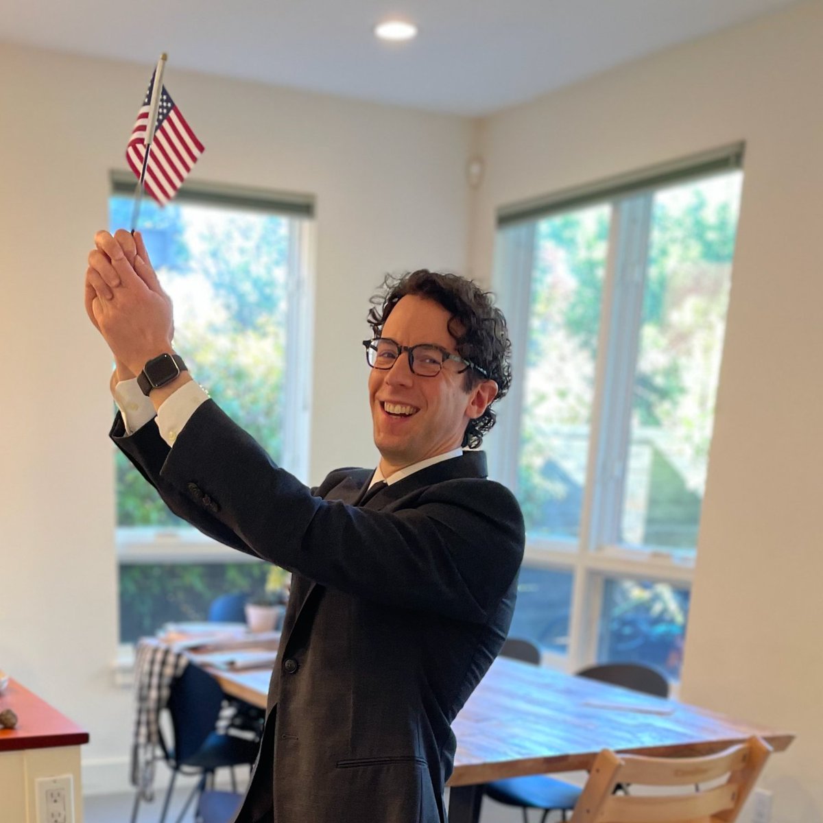 I just became a US citizen! I first landed in the US 9 years ago, but my journey started 79 years ago in Belgium. 🧵