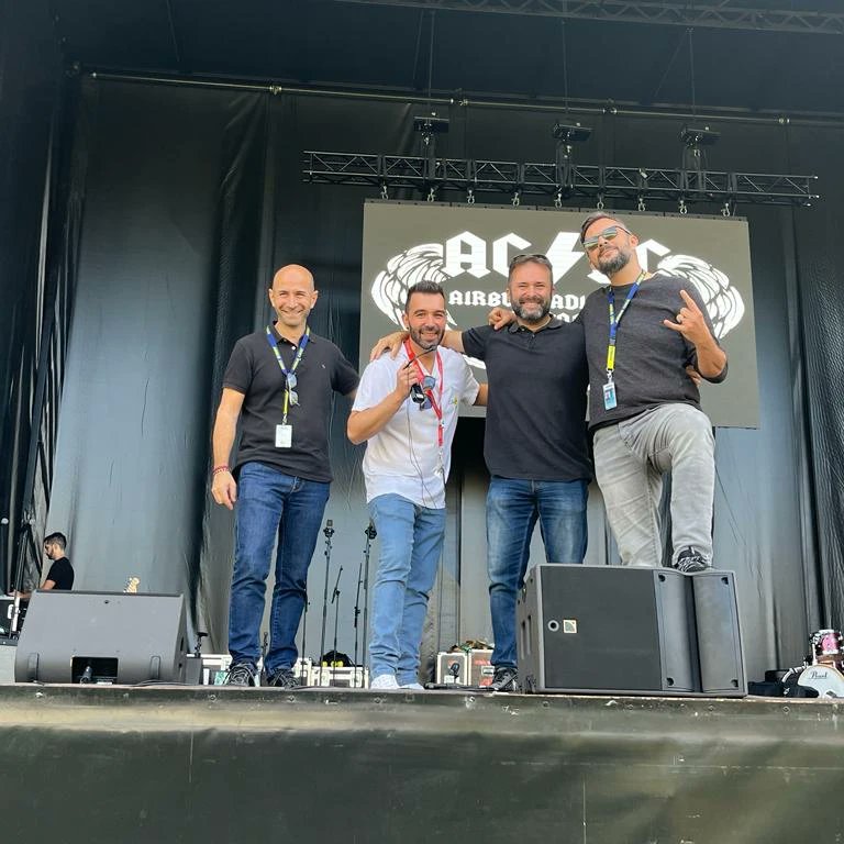 Alex_Bassman's tweet photo. Pedazo de escenario y prueba de sonido para el #Airbus100Fest en #AirbusCádizPlant.
Mañana estaremos repartiendo caña nuestra banda de la Planta de Cádiz para nuestras familias y amigos. AC/BC (Airbus Cádiz Band Centenario) https://t.co/zBKo4VuGXI