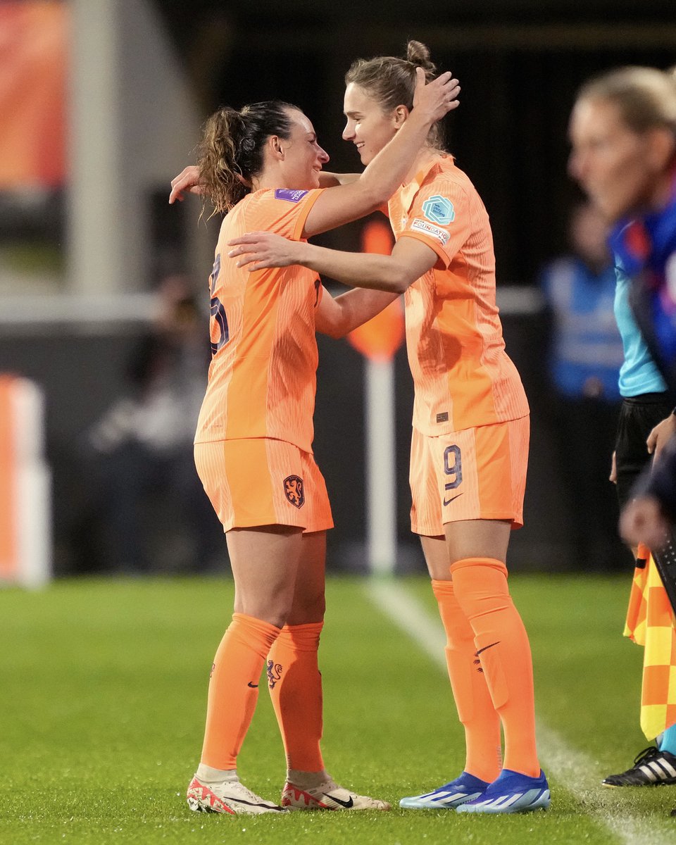 😍 You love to see it!

<a href="/VivianneMiedema/">Vivianne Miedema</a> is back in Oranje 🧡

#UWNL