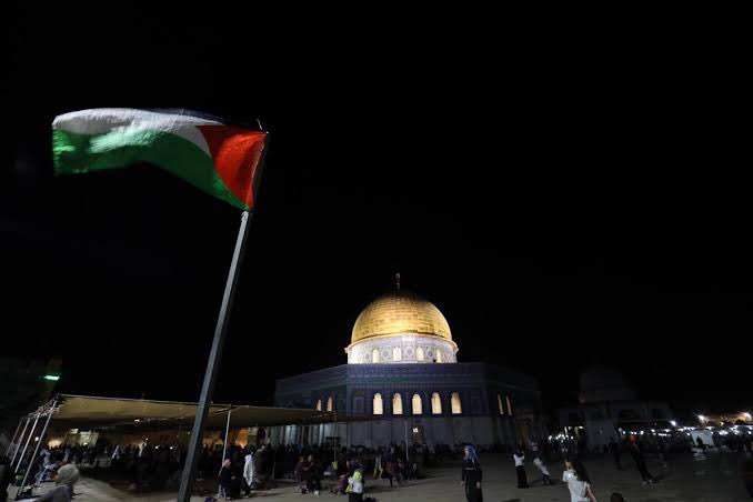 Filistinli bir gencin mesajı;

“Müslüman ülkelere söyleyin gıyabımızda cenaze namazı kılmasınlar zira biz diriyiz sizler ölüsünüz."

Tel Aviv’e SON DAKİKA #KassamTugayları