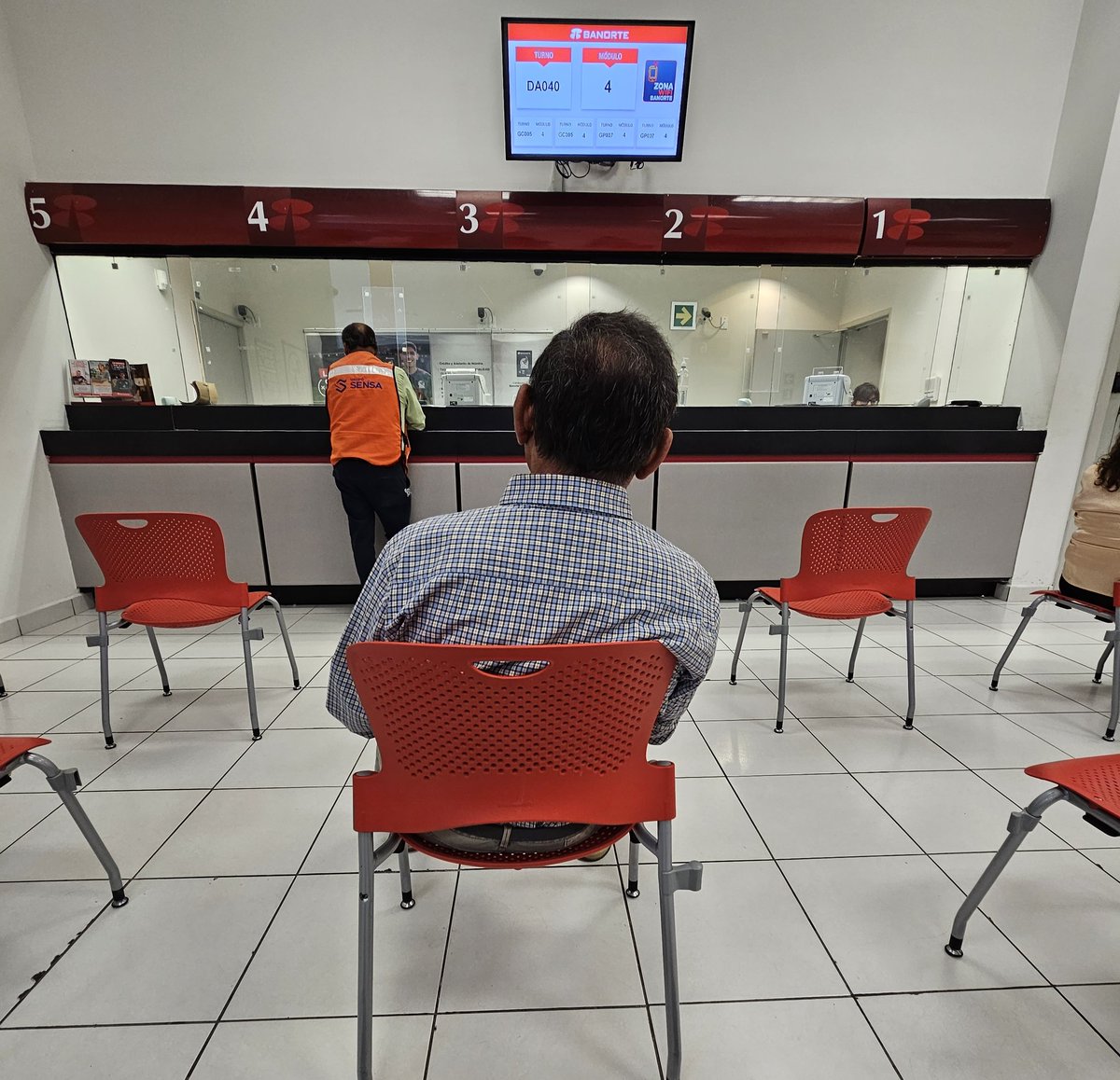 Casi media hora banco sin gente y nada que nos pasan. Pasan a los que van llegando y uno aquí de su pendejo. 5 cajas y dos funcionando <a href="/Banorte_mx/">Banorte</a> <a href="/BanorteEscucha/">BANORTE</a> mejor digan que no quiere trabajar.