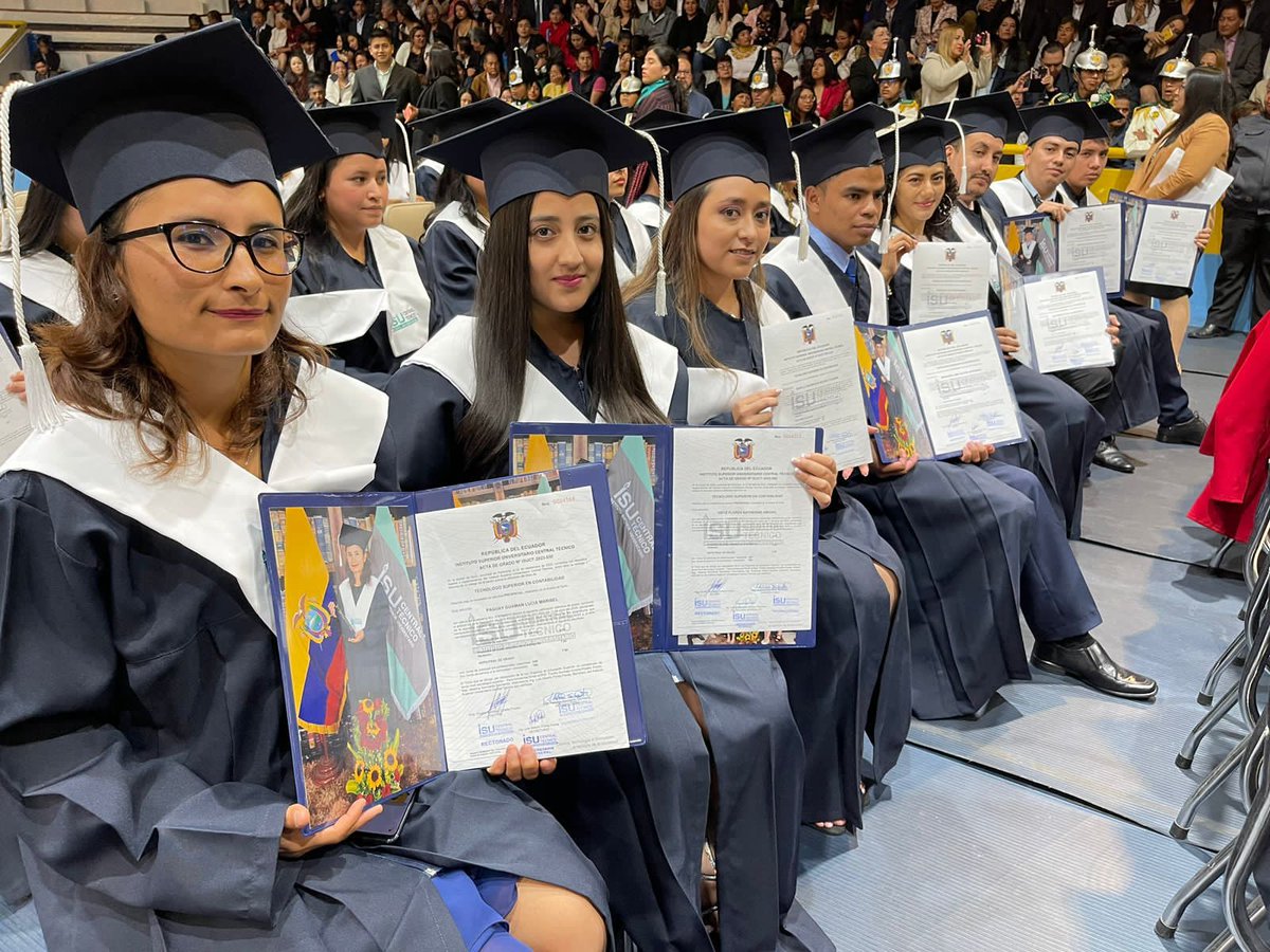 EduSuperiorEc's tweet photo. 🎓 9 400 nuevos graduados de carreras técnicas y tecnológicas de 51 institutos y conservatorios públicos a nivel nacional están listos para aportar al sector productivo del 🇪🇨.

🫶👏 ¡Felicitaciones, que continúen alcanzando sueños!

#Senescyt
#GraduaTec
#NuestroTrabajoContinúa https://t.co/2WOvVz3UAv