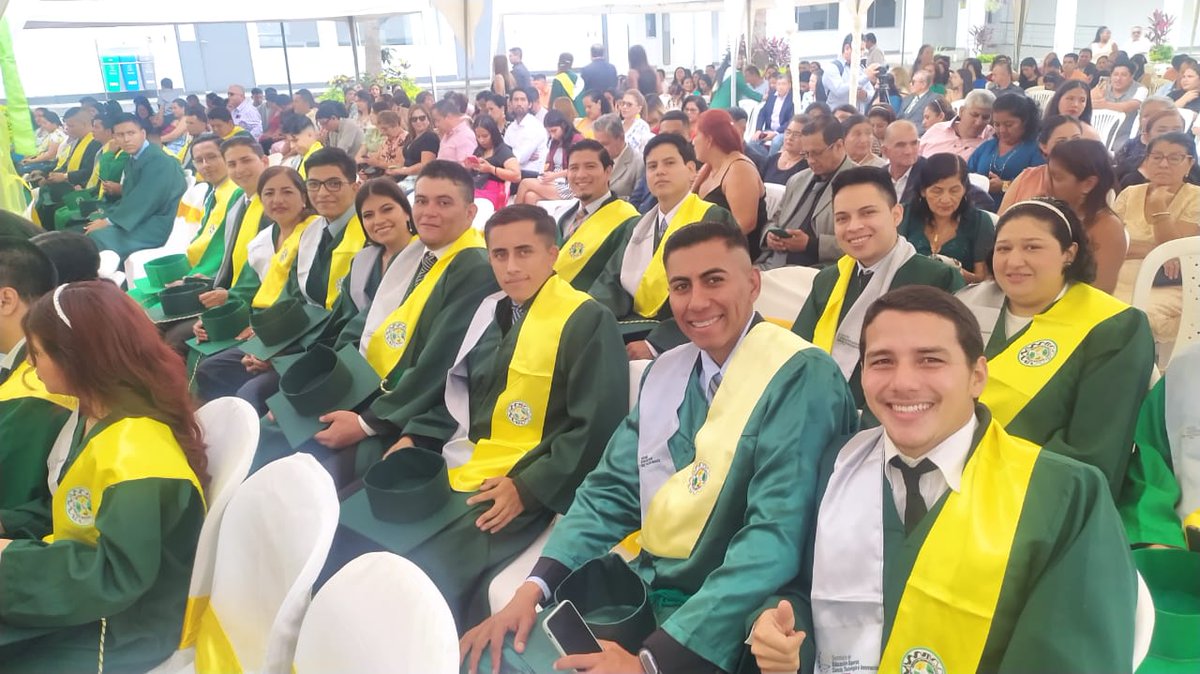 EduSuperiorEc's tweet photo. 🎓 9 400 nuevos graduados de carreras técnicas y tecnológicas de 51 institutos y conservatorios públicos a nivel nacional están listos para aportar al sector productivo del 🇪🇨.

🫶👏 ¡Felicitaciones, que continúen alcanzando sueños!

#Senescyt
#GraduaTec
#NuestroTrabajoContinúa https://t.co/2WOvVz3UAv