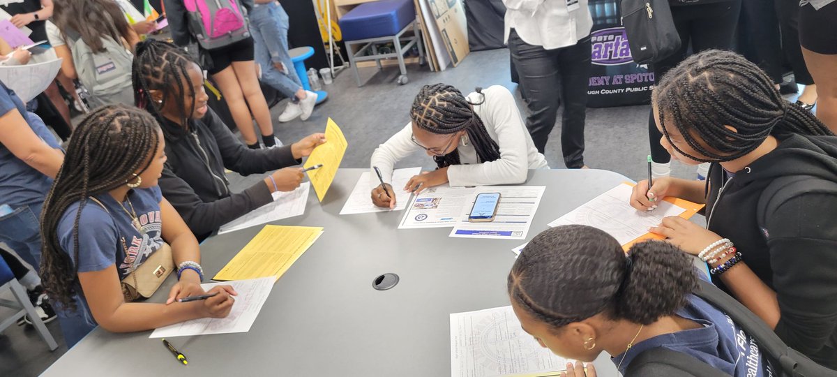 JessyVillafane's tweet image. Today was our 1st High School Fair for our 8th graders! Students took notes and shared with each other their choices. Thank you to all the Magnet HS that came to our school to present to our students ❤️  
@HCPS_YorkMagnet
 #WeAreMagnet
@SDHCMagnet