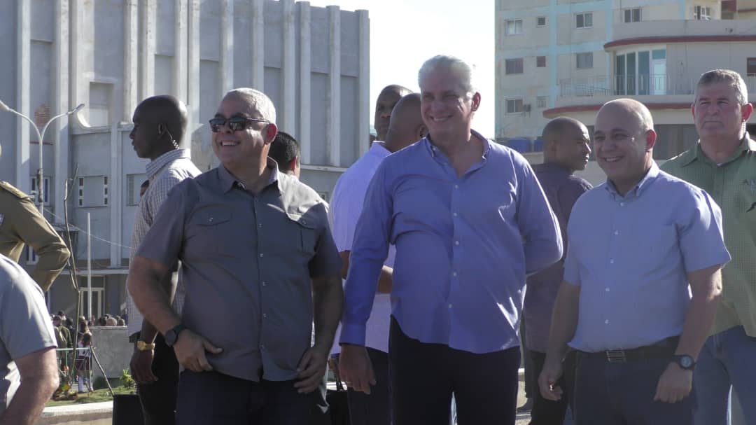 Nuestro presidente <a href="/DiazCanelB/">Miguel Díaz-Canel Bermúdez</a> acompañó al pueblo cubano a rendir honores a Camilo, al señor de la vanguardia. El pueblo le mostró su cariño. #CamiloVive