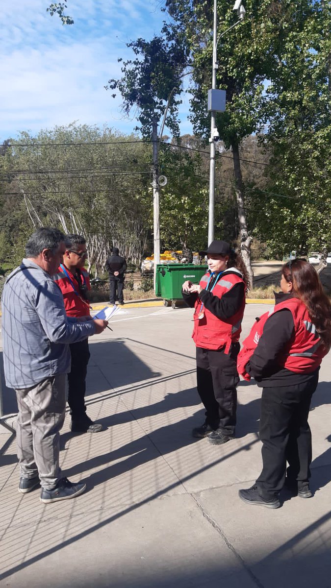 drtvalparaiso's tweet photo. 🚨Coordinadora Inspectiva de la dirección regional del Trabajo de #Valparaíso junto a fiscalizador de #ViñadelMar se constituyen hoy en estadio Sausalito a para fiscalizar cumplimiento de normativa laboral de guardias de seguridad en el marco de los #juegospanamericanos https://t.co/9Z4Kpws1bB