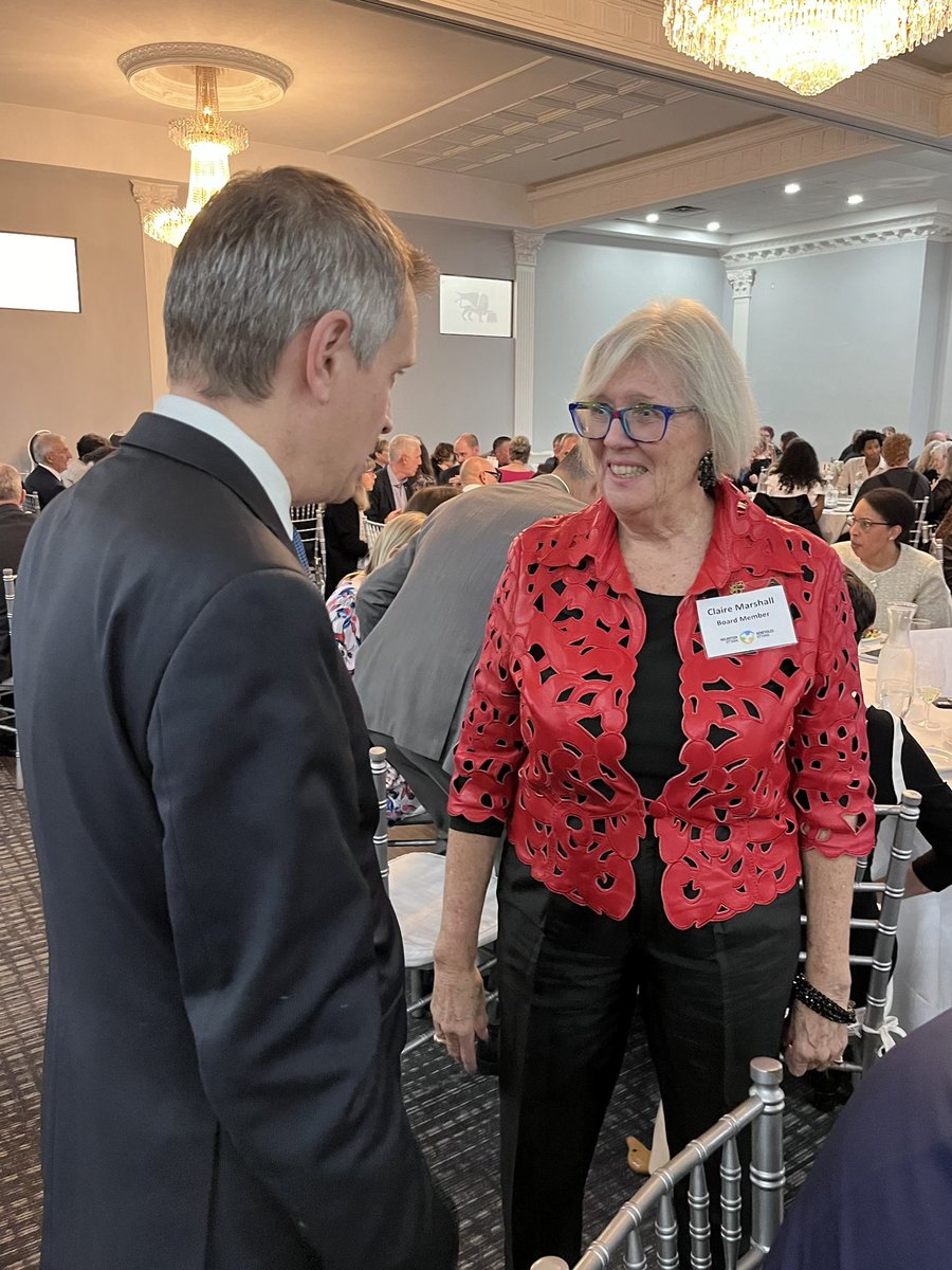 _MarkSutcliffe's tweet photo. Ottawa is a city of volunteers. I met many of them last night at the VOscars. Congratulations to all the nominees and winners at the award show. #TeamOttawa

Ottawa est une ville de bénévoles. J'ai rencontré beaucoup d'entre eux hier soir aux VOscars. Félicitations à tous les candidats et à tous les gagnants de la cérémonie de remise des prix. #ÉquipedOttawa