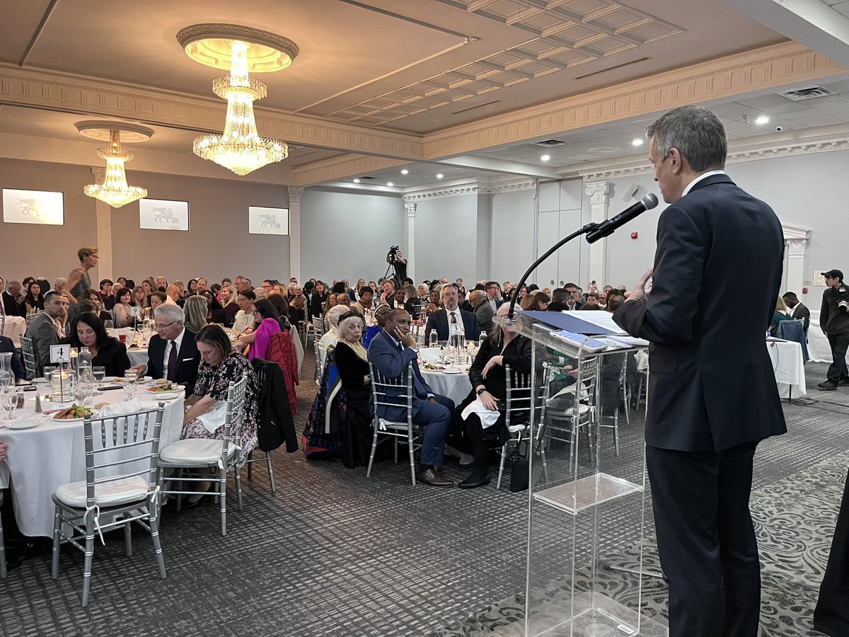 _MarkSutcliffe's tweet photo. Ottawa is a city of volunteers. I met many of them last night at the VOscars. Congratulations to all the nominees and winners at the award show. #TeamOttawa

Ottawa est une ville de bénévoles. J'ai rencontré beaucoup d'entre eux hier soir aux VOscars. Félicitations à tous les candidats et à tous les gagnants de la cérémonie de remise des prix. #ÉquipedOttawa