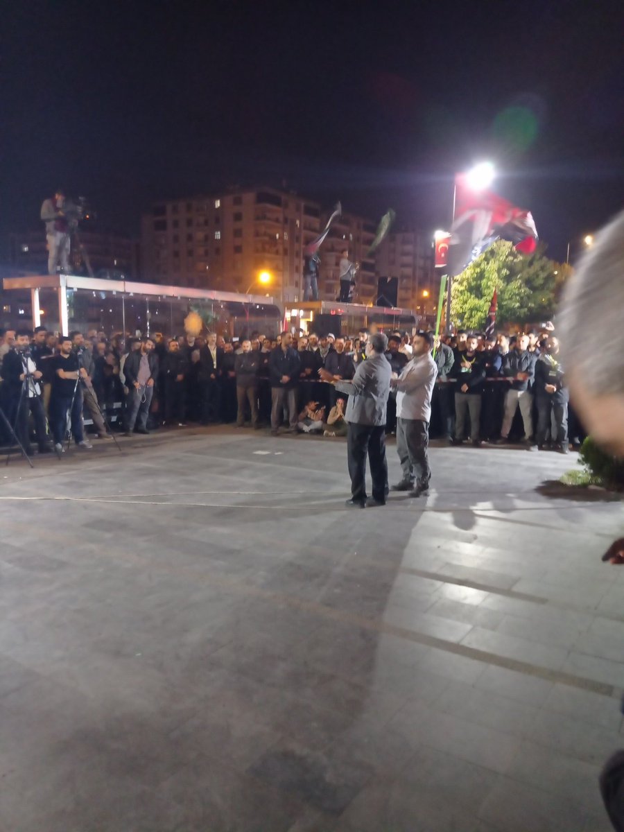 fatihtastv's tweet photo. HÜDA PAR genel başkan yardımcısı Dr. Halef Yılmaz:
 'Hükümetten beklenti kalmadı, gençler hazırlanın' dedi.

Bu ilk defa söylenen bir sözdür, bir dönüm noktasıdır. https://t.co/VYQ73L4jit