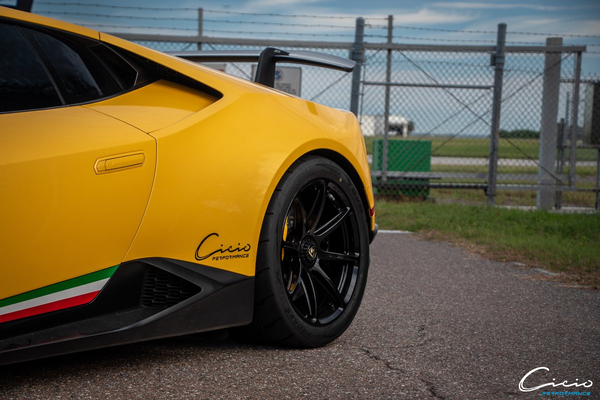 ForgelineWheels's tweet photo. Prepare for takeoff. A @CicioPerformanc #C1200 #twinturbo and #centerlock #forgeline #GE1 have Henry’s #lamborghini #performante ready to fly! https://t.co/4FhqlMnLN1 https://t.co/AIGiTDOESt