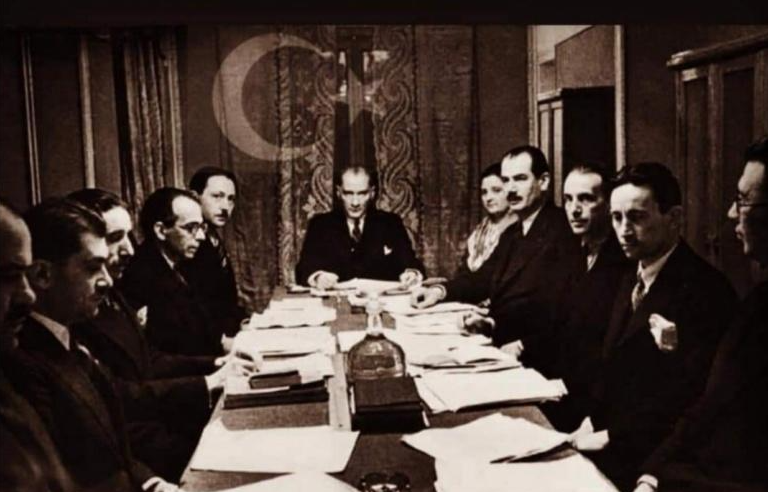 100 yıl önce bugün. Mustafa Kemal Atatürk: “Efendiler, yarın Cumhuriyeti ilan edeceğiz.” (28 Ekim, 1923)