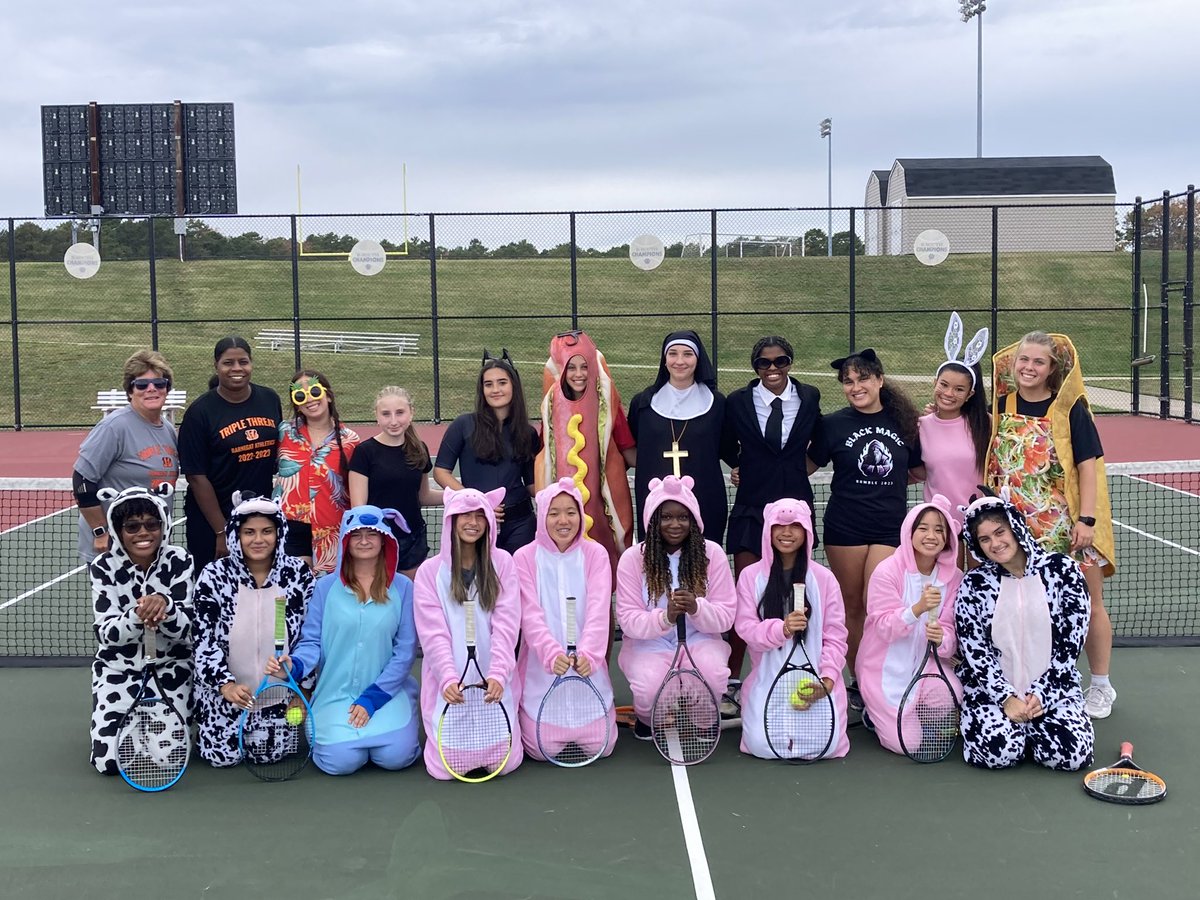 What a fun final practice of the season! Gonna miss this team so much it’s been such a great season! 🎾🎃👻