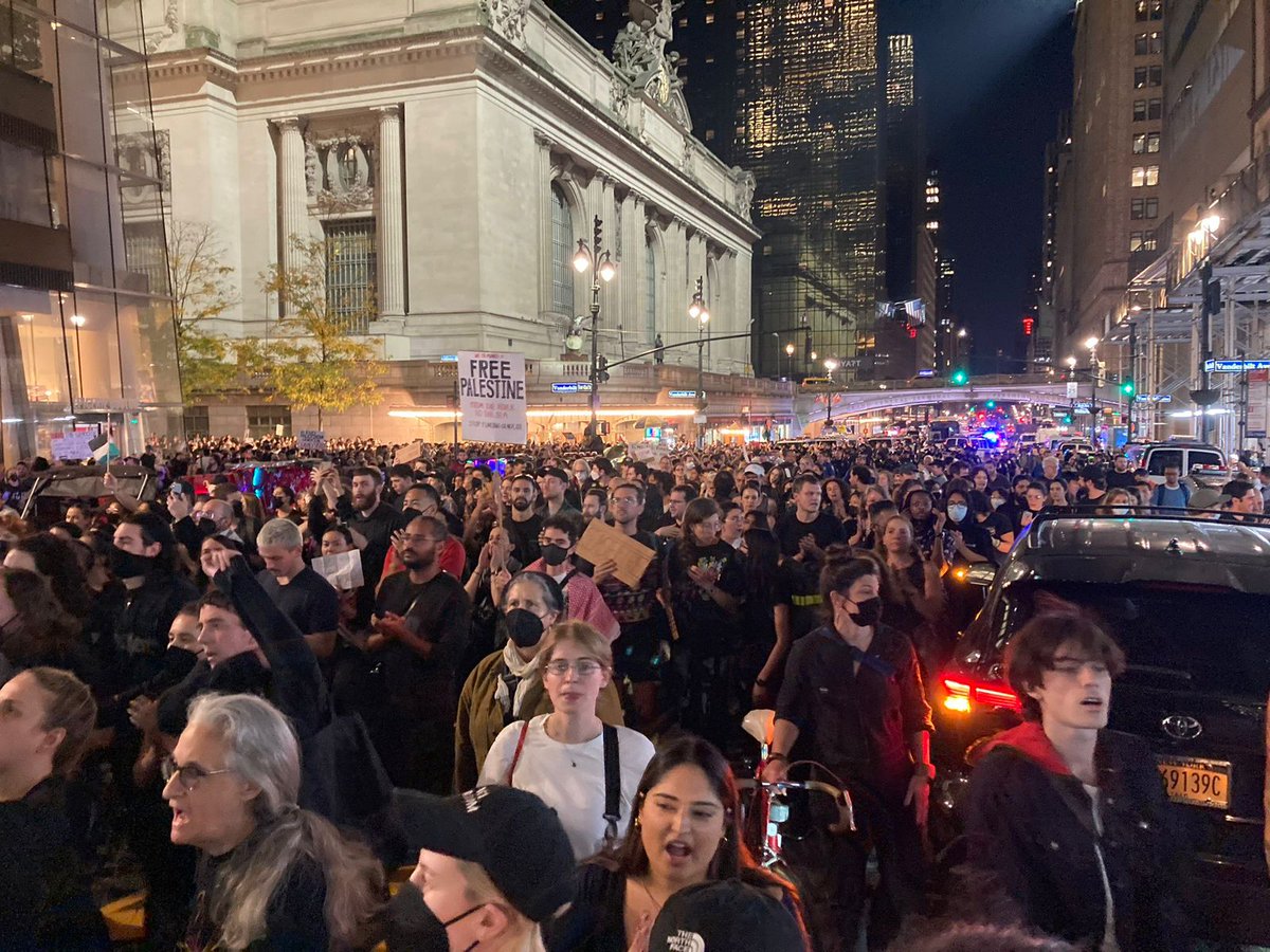 The protest has continued outside #NY's Grand Central Terminal in the streets despite police restrictions.