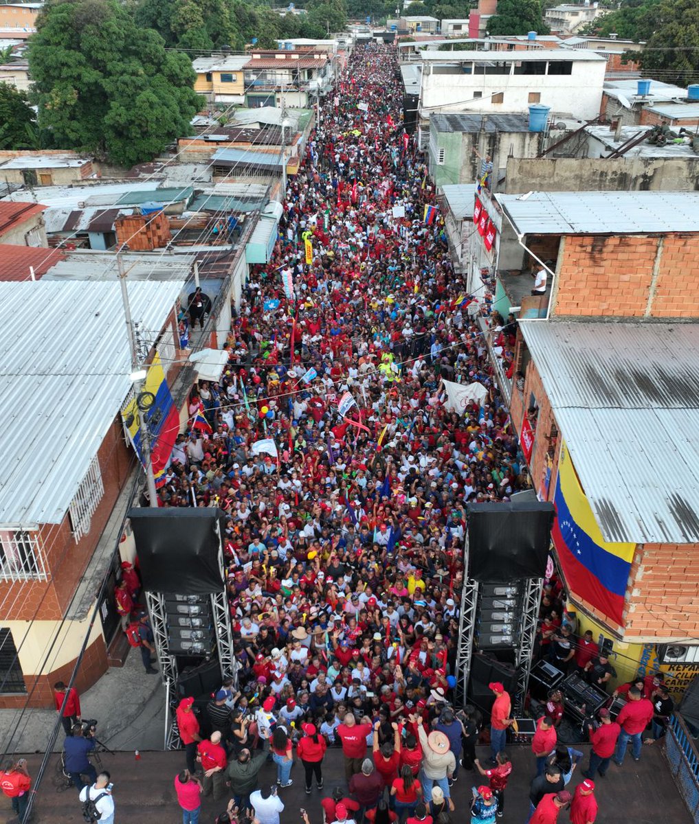NicolasMaduro's tweet photo. Bonita movilización realizó el pueblo del municipio Girardot, en la ciudad de Maracay, estado Aragua, con optimismo, fuerza y organización, han demostrado su compromiso para seguir construyendo el bienestar que merece el pueblo de Venezuela. ¡Hermoso gesto de unión y lealtad! https://t.co/AFH8NBtPq5