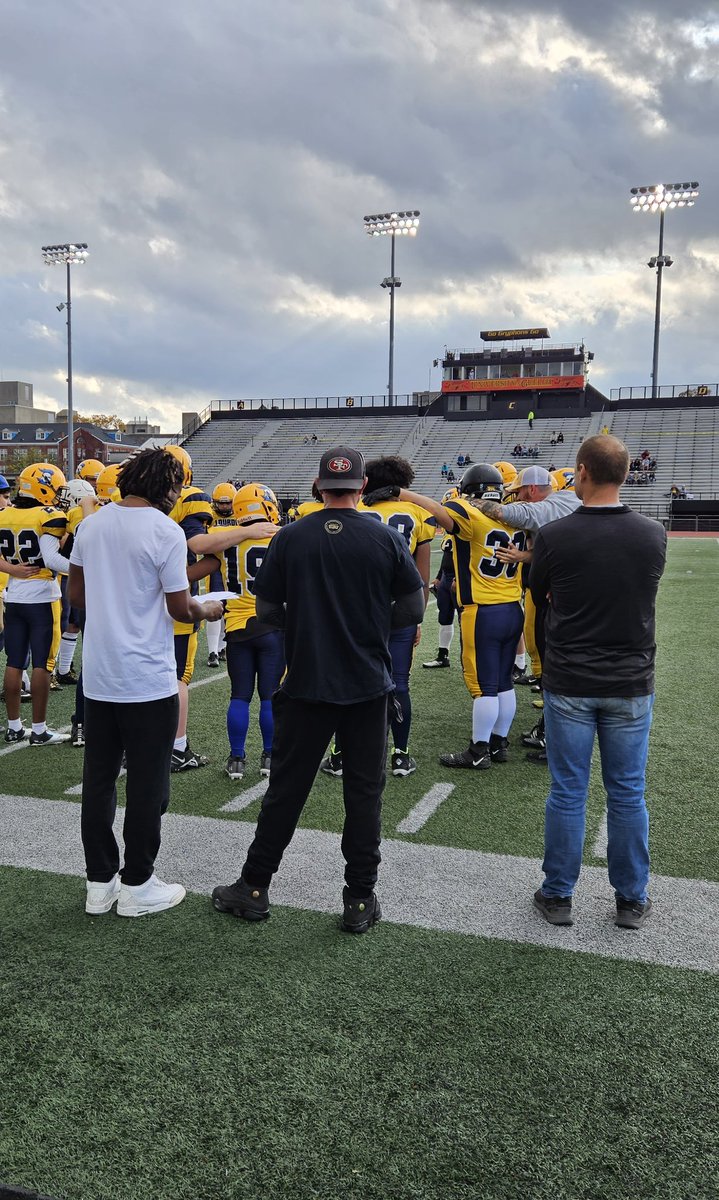 OLOLCRUSADERS's tweet photo. Our last Friday Night game of the season. Here's to a team who showed great resilience, perseverance and drive right from the beginning. Thank you coaches! And a special shout out to our Grade 12s! We are so proud 👏 https://t.co/ZcMx5hrNUG