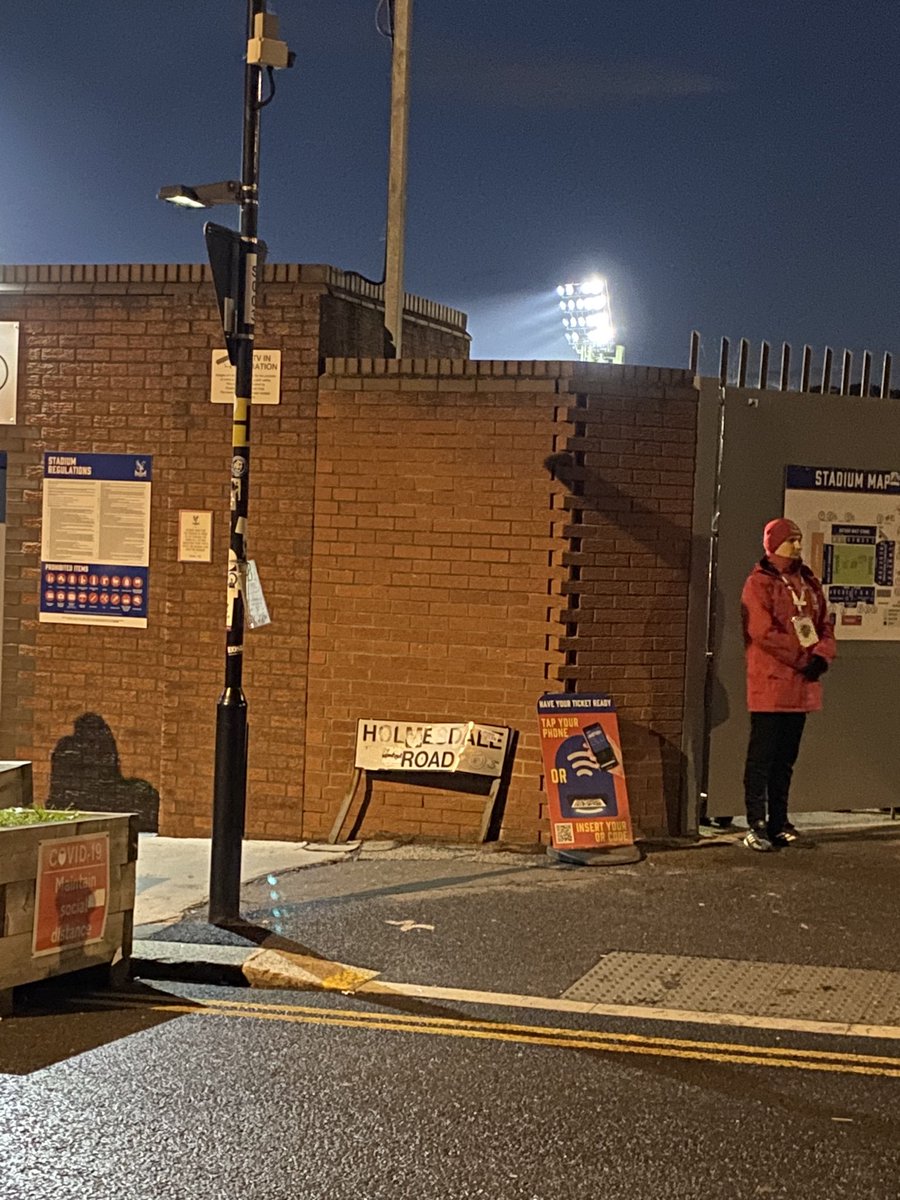 johanfeddema's tweet image. #FloodlightFriday @Selhurst_Park @CPFC Veel Ajacieden in the house
