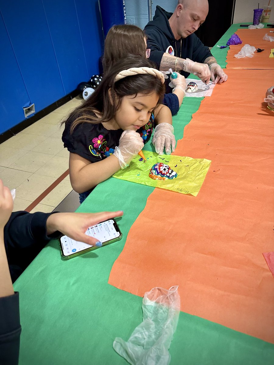 PGarciaMaddock's tweet photo. The K-2nd grade team took part in activity rotations celebrating Dia de los Muertos. Students made frames to place pictures honoring loved ones, they played loteria, and decorated sugar skulls! #bsd111 #Burbank111 #marvelousmaddock
#kindergarten https://t.co/S2Bzmaiiua