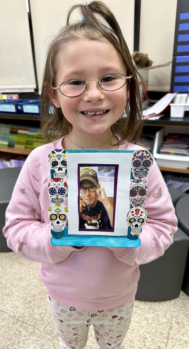 PGarciaMaddock's tweet photo. The K-2nd grade team took part in activity rotations celebrating Dia de los Muertos. Students made frames to place pictures honoring loved ones, they played loteria, and decorated sugar skulls! #bsd111 #Burbank111 #marvelousmaddock
#kindergarten https://t.co/S2Bzmaiiua
