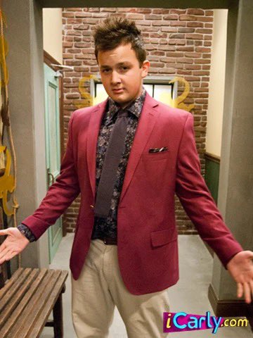 whatcanitell's tweet photo. Czy ktoś jeszcze widzi to podobieństwo? Przecież ten chłop to Gibby z ICarly

#cloutmma #cloutmma2 #nikita #gibby https://t.co/XJPFFCwTOX