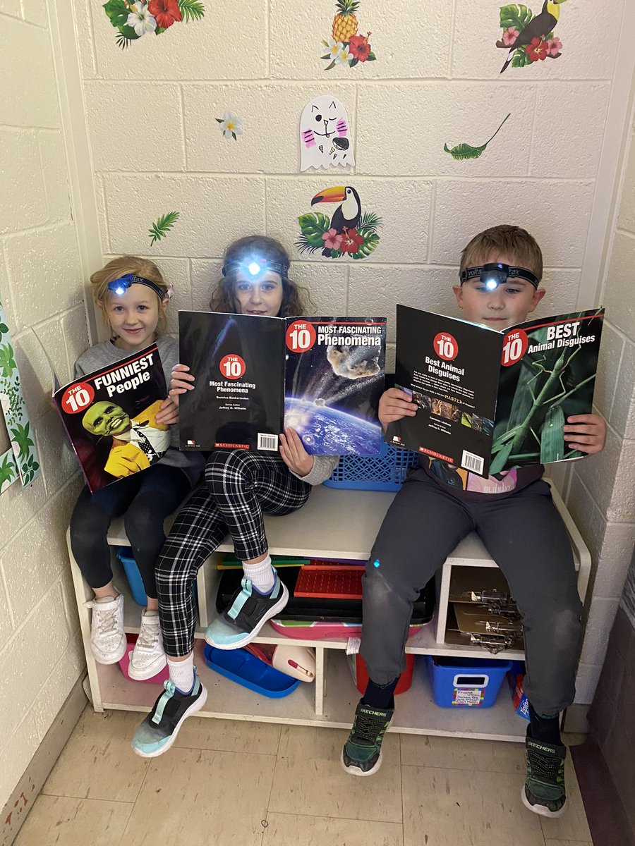 MmeCyyt's tweet photo. Flashlight reading and Halloween activities 🔦 https://t.co/T86esIn6Pe