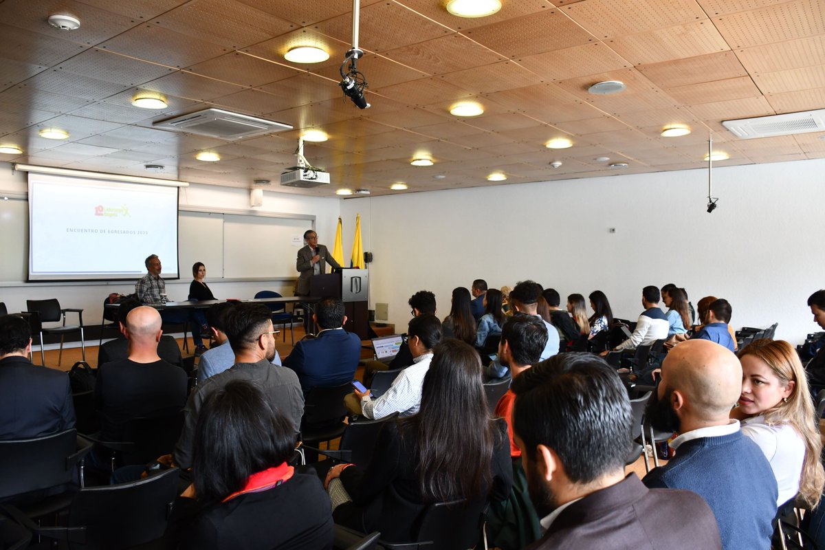 GobiernoUAndes's tweet photo. ¡Hoy tuvimos nuestro encuentro de egresados del programa @LideresXBogota! 
Fue muy emocionante reencontrarnos, conocer sus importantes logros, ver su crecimiento personal y cómo han representado de la mejor manera el nombre de #LxB.
¡Este será el primero de muchos encuentros más! https://t.co/974izd3qVx