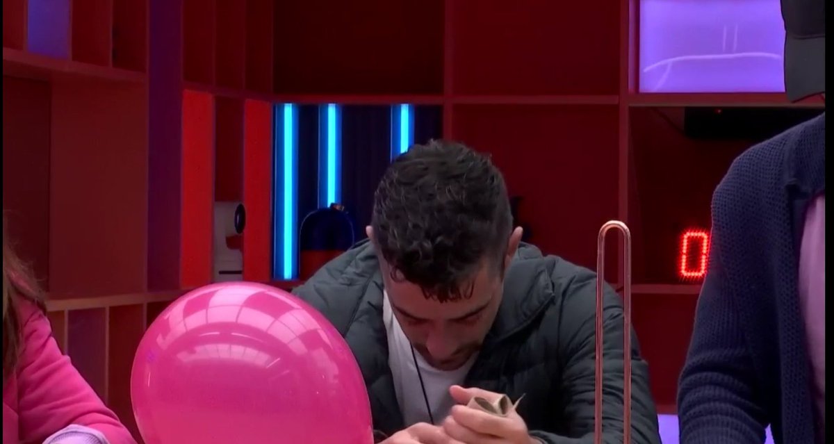 latvdetuitter's tweet image. Qué putad@ cuando el cáncer se ceba con tu familia 😭 Vamos Javi!!!! 

#GHVIP270