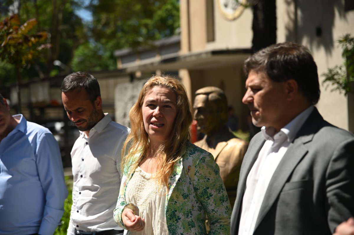 Junto a <a href="/JuanjoBahillo/">Juan José Bahillo</a> <a href="/jmfernandeza/">Juan Manuel Fernández Arocena ⭐️⭐️⭐️</a>, demás funcionarias/os y, trabajadoras y trabajadores de
<a href="/AgriculturaAR/">Secretaría de Agricultura, Ganadería y Pesca</a> le rendimos un sentido homenaje a Néstor Kirchner, presente en la memoria de nuestro pueblo: #NestorVive 

<a href="/unionxlapatria/">Unión por la Patria 🇦🇷</a>
<a href="/SergioMassa/">Sergio Massa</a>
<a href="/CFKArgentina/">Cristina Kirchner</a>