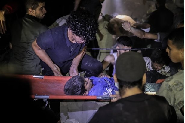 "Bir Musa doğmasın diye, doğan binlerce çocuk öldürülür. Fakat ölen çocukların kanında Musa bilincinin çiçeği açar." 

     Yitik Cennet / Sezai Karakoç

#gaza