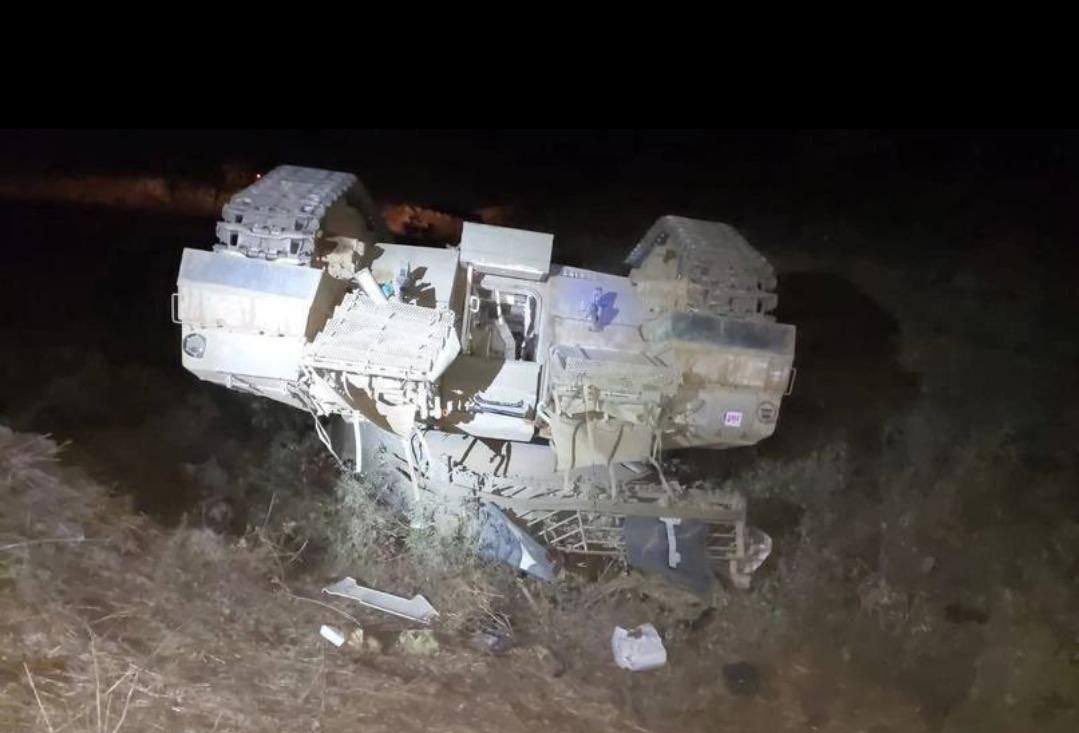tugberk37's tweet photo. ALLAH-U EKBER!

Kassam Tugayları karadan giren 3 İsrail tankını imha etti. İmha edilen tanklardan biri 👇🏻

İnşallah kurduğunuz tuzakta boğulacaksınız! #starlinkforgaza #Gazabombing https://t.co/nQL1M7O0DH