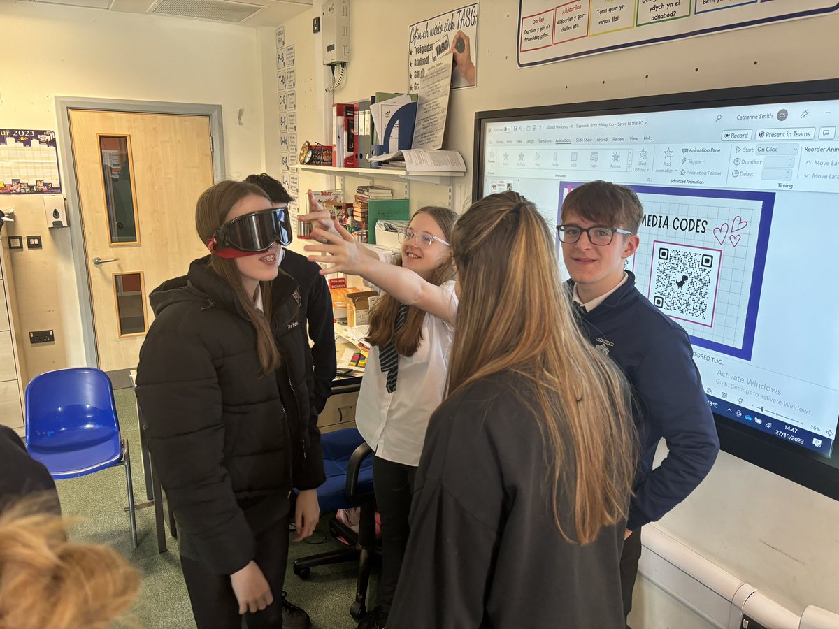JPRTeacher's tweet photo. Dysgwyr 11 Rhymni wedi mwynhau dysgu am effeithiau alcohol!

Rhymni learners enjoyed learning about the effects of alcohol! 

#beergoggles https://t.co/qHpOou79og
