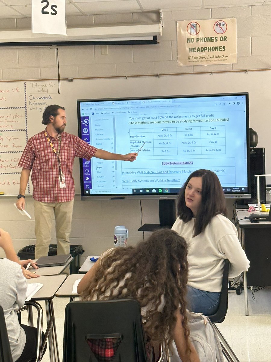 SMCISDInnovates's tweet photo. Collaboration, blended learning stations, and engagement, oh my! @GoodnightSMCISD’s Mr. Campbell gave groups choice of activities and had 💯% of students on task and engaged during 8th period on a Friday! 🙌🏼#HallOfFangs #GetBlended https://t.co/pL7mPwniea
