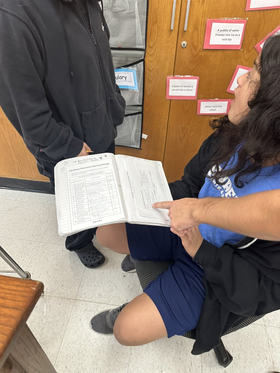 SMCISDInnovates's tweet photo. Collaboration, blended learning stations, and engagement, oh my! @GoodnightSMCISD’s Mr. Campbell gave groups choice of activities and had 💯% of students on task and engaged during 8th period on a Friday! 🙌🏼#HallOfFangs #GetBlended https://t.co/pL7mPwniea